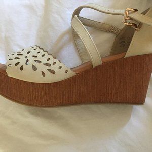5/$20 2/$15 Cream Cutout Platform Sandals NWOT